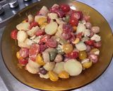 Une image de l'étape 9 de Salade de pommes de terre aux tomates, poivrons, artichauts et olives.