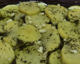Foto del paso 4 de la receta: Besugos al horno con patatas, infusionados con aceite de tomillo