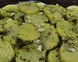 Foto del paso 4 de la receta: Besugos al horno con patatas, infusionados con aceite de tomillo
