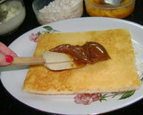 Foto del paso 4 de la receta: Chaja (torta con dulce de leche, crema y duraznos)
