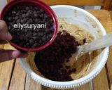 Foto langkah ke 7 dari resep Choco Chips-Cranberries Cookies Simple, Renyah dan Yummy.