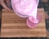 A picture of step 4 of Rose Milk And Banana Shake.