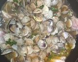 Foto del paso 4 de la receta: Filete de lubina en salsa de chirlas