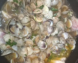 Foto del paso 4 de la receta: Filete de lubina en salsa de chirlas
