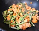 Foto del paso 4 de la receta: Wok de batata, zanahoria y espárragos verdes con vinagreta