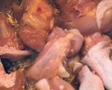 Hình bước làm 3 của món Canh Đùi Gà Nấu Nấm Và Cải Bẹ Xanh