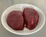 Foto del paso 2 de la receta: Steaks de ternera con salsa de yogur, mostaza y miel y patatas al horno con pimentón y ajo