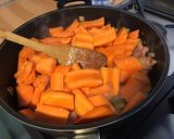 Une image de l'étape 9 de Carottes au lard, poivrons verts et raisins secs.