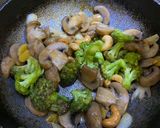 Foto langkah ke 3 dari resep Tumis Brokoli Jamur.