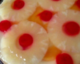 Foto del paso 2 de la receta: Gelatina encapsulada con rodajas de piña, melocotones y cerezas