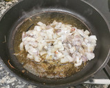 Foto del paso 4 de la receta: Ous trencats amb gules, sèpia i gamba vermella
