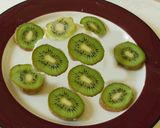 A picture of step 6 of Kiwi-banana cake.