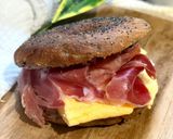 Foto del paso 4 de la receta: Bagel de arándanos con tortilla francesa, jamón serrano y queso