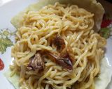 A picture of step 4 of Cabbage plated noodles with veggies and egg.