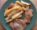 Tepsis karaj🥓-tarja🥩-comb🍗 zöldségekkel🥕🥔🍎🧅 recept fázis 5 fotója