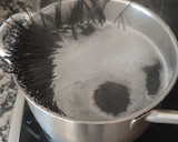 Foto del paso 1 de la receta: Espaguetis negros con gulas y gambas