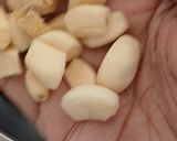 A picture of step 3 of Lasaniya batata garlic.