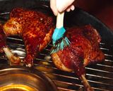 Przepis na wędzone na grillu kacze udka z sosem melasowym krok przepisu 8 zdjęcie
