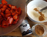 Foto del paso 1 de la receta: Fresas frescas con crema de yogur al aroma de vainilla y ron para diabéticos, o no!