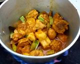 รูปขั้นตอนการทำที่ 6 ของ แกงกะทิไก่ใส่สะตอยอดมะพร้าว