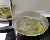 Foto del paso 3 de la receta: Tagliatelle con almejas, langostinos y lascas de queso curado