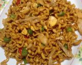 Foto langkah ke 3 dari resep Mie goreng jamur.