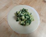 Foto del paso 2 de la receta: Empanadas de pechuga de pollo, espinacas y mozzarella