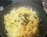 Foto del paso 1 de la receta: Media luna de queso y cebolla caramelizada