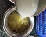 A picture of step 3 of Apple milkshake.