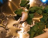 Foto del passaggio 5 della ricetta RISO ROSSO ALL' ACQUA DI BARBABIETOLA, CREMA DI FUNGHI E PESTO