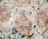 Gombás, tejszínes, spenótos, parmezános csirkemell recept fázis 7 fotója