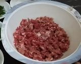 A picture of step 1 of Kachay Qeemay ke kebab.