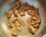 Foto del paso 4 de la receta: Tostas de pechuga de pavo y queso brie con cebolla, nueces y piñones caramelizados