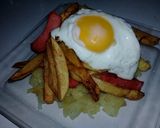 Foto del paso 3 de la receta: Salchipapas con huevo al caballo y colchón de cebolla