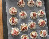 Foto del paso 7 de la receta: Hojaldre con cebolla caramelizada, queso de cabra y virutas de jamón