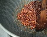 Foto langkah ke 5 dari resep Kacang Pedas Karamel Klasik.