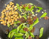 青椒皮蛋炒花生小魚乾的食譜步驟6照片