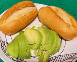 Foto del paso 2 de la receta: Desayuno con aguacate, queso de oveja y frutos secos