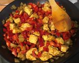 Une image de l'étape 8 de Poulet curry coco poivrons rouges.