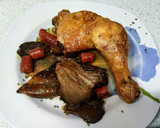 Foto del paso 4 de la receta: Pollo al horno y guarnición de setas con chistorra