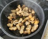 Hình bước làm 2 của món Nấm rơm kho nước tương