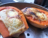 Foto del paso 3 de la receta: Zapallo relleno con salsa blanca y queso gratinado 👩🏼‍🍳✨