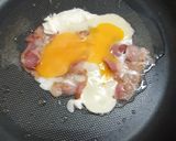รูปขั้นตอนการทำที่ 1 ของ Bacon Egg Cheese Topping Toast