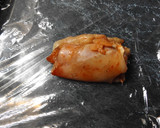 Foto del paso 1 de la receta: Pollo relleno con salchichas y empanado especial
