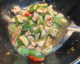 รูปขั้นตอนการทำที่ 3 ของ อกไก่ผัดเต้าเจี้ยวใส่มะเขือโหระพา