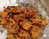 A picture of step 3 of Piyaz palak ke pakoray.