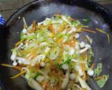 Foto langkah ke 2 dari resep Oseng sosis sayur.