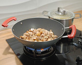 Foto del paso 3 de la receta: Wok de pollo y champiñones salteados con repollo y verduras estilo oriental
