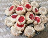Foto langkah ke 8 dari resep Strawberry dan Tiramisu ThumbPrint.