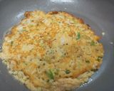 Foto langkah ke 2 dari resep Pizza Telur Dadar Wortel untuk sarapan.